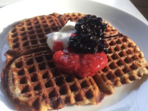 Våffla med jordgubbssylt